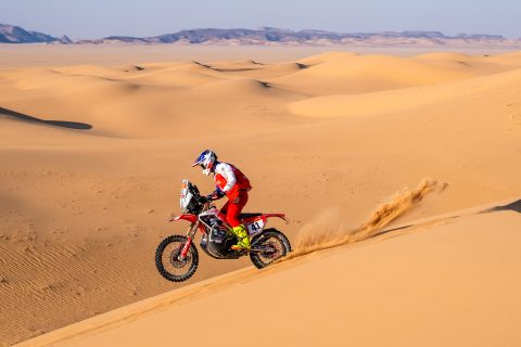 Ruy Barbosa sobre Honda en dunas