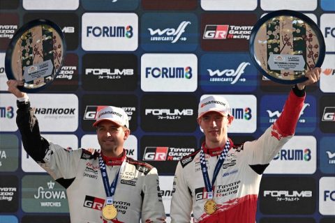 Elfyn Evans celebra con los trofeos su coronación como campeón del mundo de rally