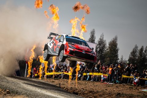Auto de rally saltando con llamas y público en el Rally Chile Biobío
